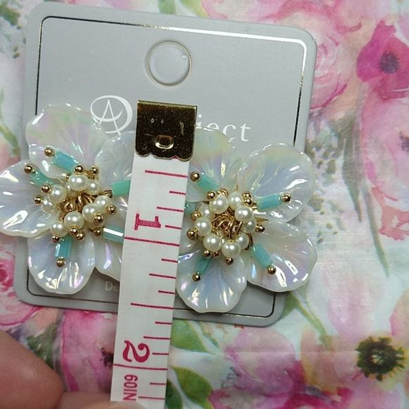 Beautiful Retro Floral Shell Like Earrings - Picture 9 of 9